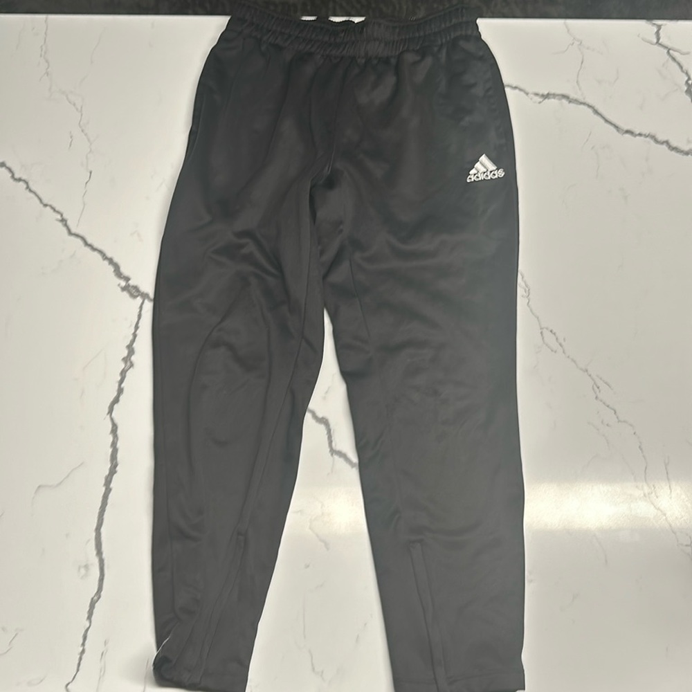 I am selling these black sweatpants from addidas